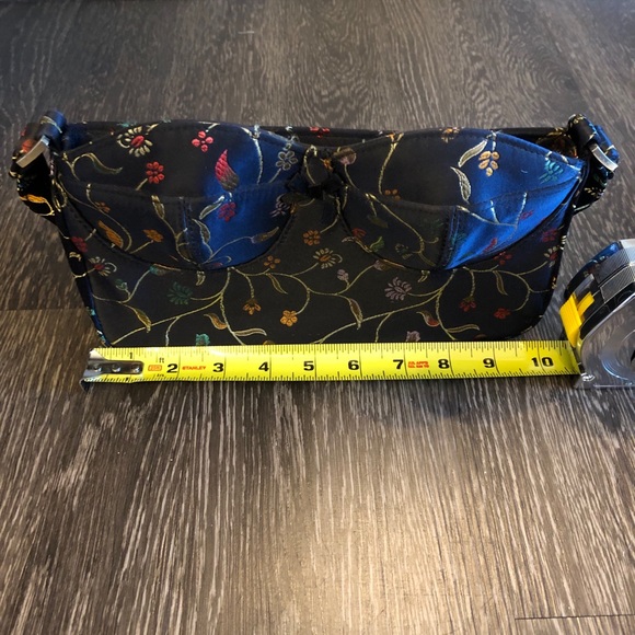 Cute Bustier Shaped Floral Embroidered Han… - Picture 4 of 7